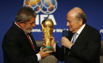 Il presidente della Fifa consegna a Lula una copia della coppa del mondo