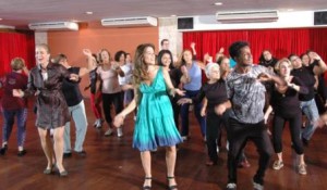 Gli attori della TV Globo ballano la danza sciolta.